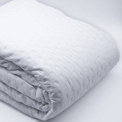 Aurora – Colcha Acolchoada com Acabamento em Folho