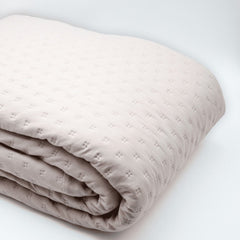 Aurora – Colcha Acolchoada com Acabamento em Folho