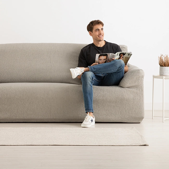 Sala com sofá protegido por capa para sofá elástica